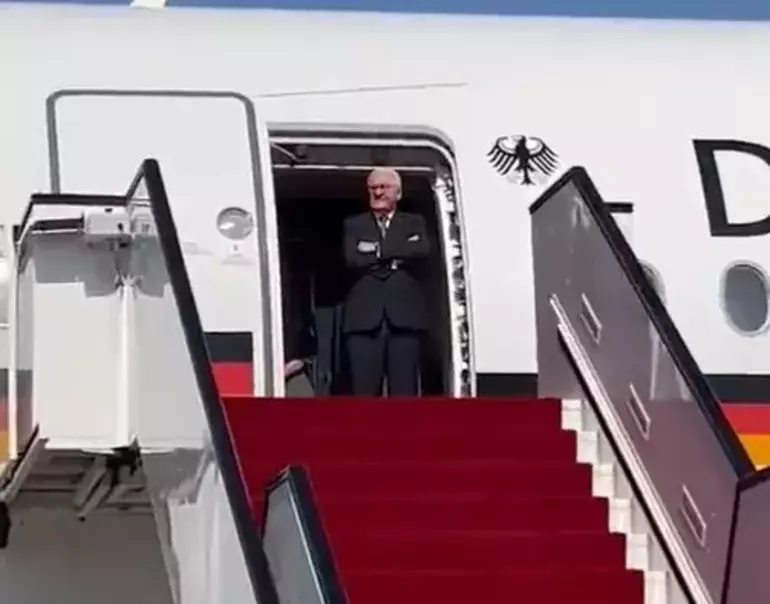 Almanya Cumhurbaşkanına Katarda büyük şok! Yarım saat uçağında kapısında bekledi